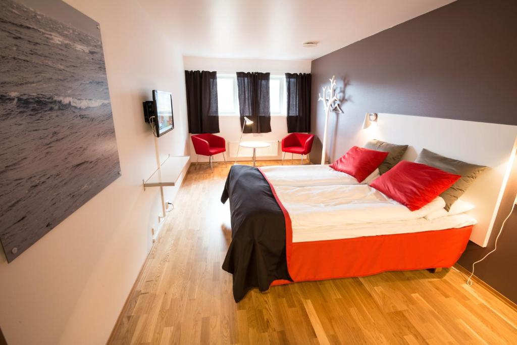 Postel nebo postele na pokoji v ubytování Dolmsundet Hotell Hitra