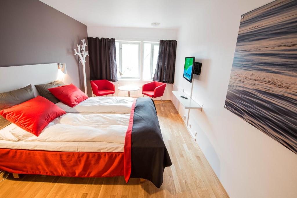 Postel nebo postele na pokoji v ubytování Dolmsundet Hotell Hitra