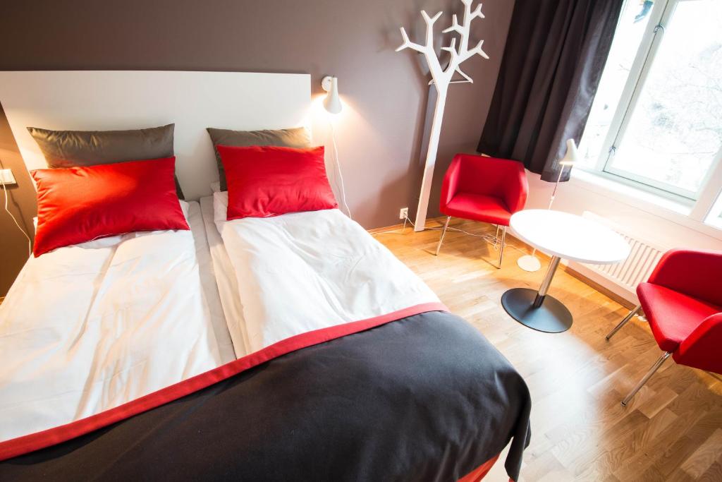 Postel nebo postele na pokoji v ubytování Dolmsundet Hotell Hitra