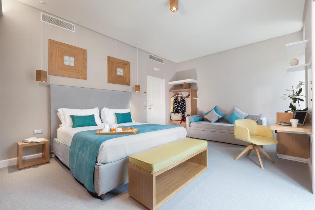 ein Hotelzimmer mit einem Bett, einem Schreibtisch und einem Stuhl in der Unterkunft La Piazzetta Guest House in Sorrent