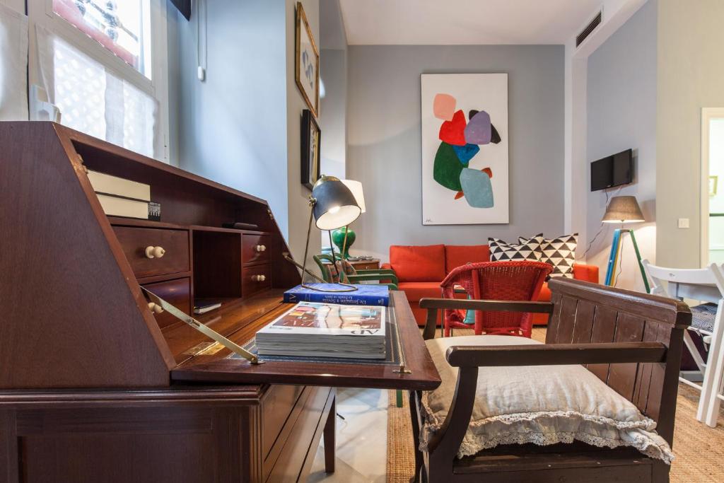 salon z pianinem i kanapą w obiekcie Precioso Apartamento Sevilla Centro w Sewilli