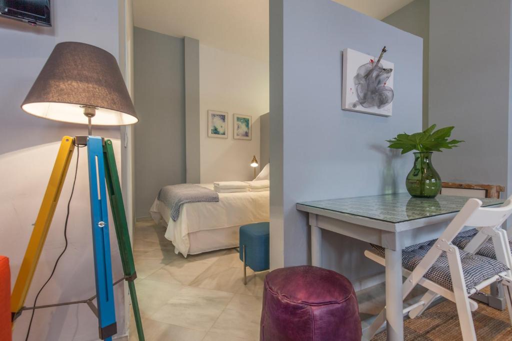 Łóżko lub łóżka w pokoju w obiekcie Precioso Apartamento Sevilla Centro