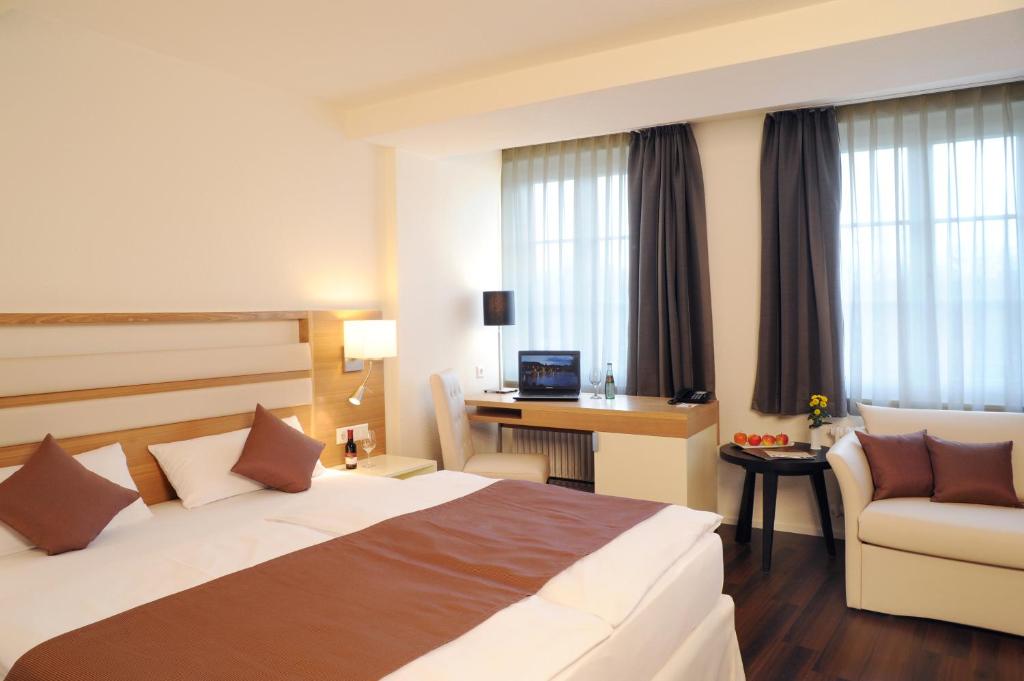 Postel nebo postele na pokoji v ubytování Hotel Goldener Knopf