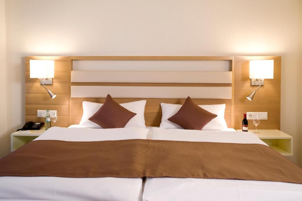 Postel nebo postele na pokoji v ubytování Hotel Goldener Knopf