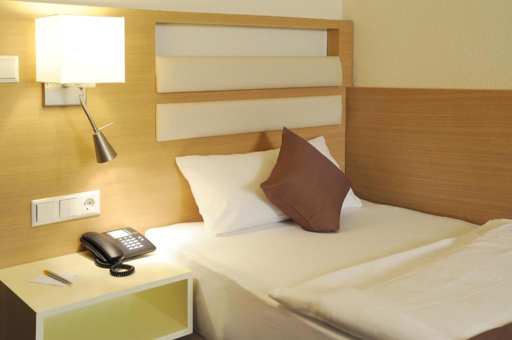 Postel nebo postele na pokoji v ubytování Hotel Goldener Knopf