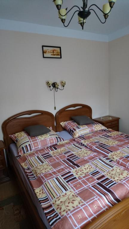 Łóżko lub łóżka w pokoju w obiekcie Rita Apartman