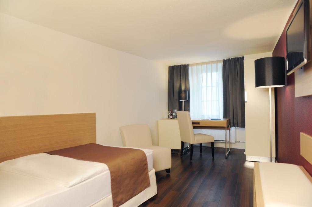 Postel nebo postele na pokoji v ubytování Hotel Goldener Knopf