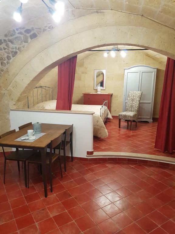 1 dormitorio con mesa y 1 cama en una habitación en Casa Vacanze IL SEDILE en Oria