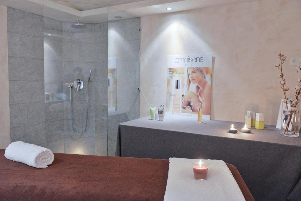 Koupelna v ubytování Hotel-Spa Le Morillon Charme & Caractère