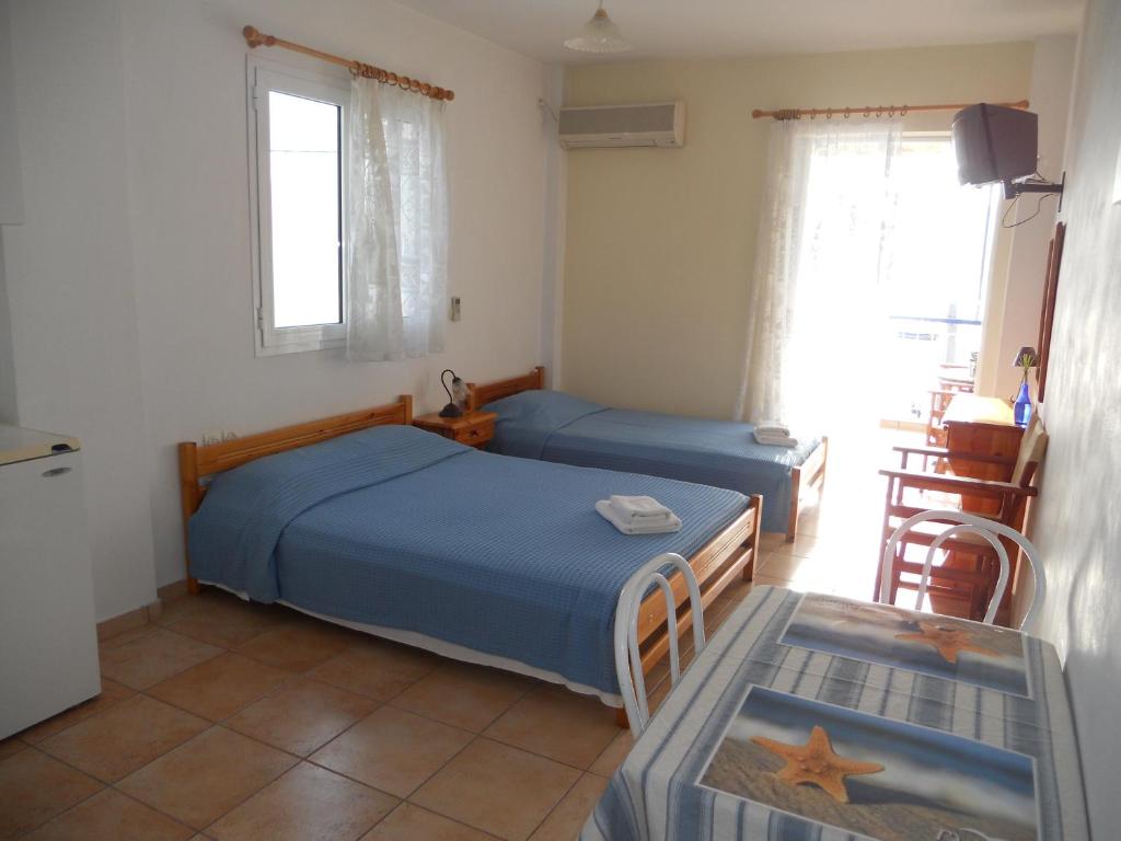 A bed or beds in a room at Glaros Studios