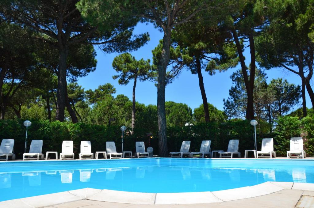 Bazén v ubytování Hotel Rosen Garden nebo v jeho okolí