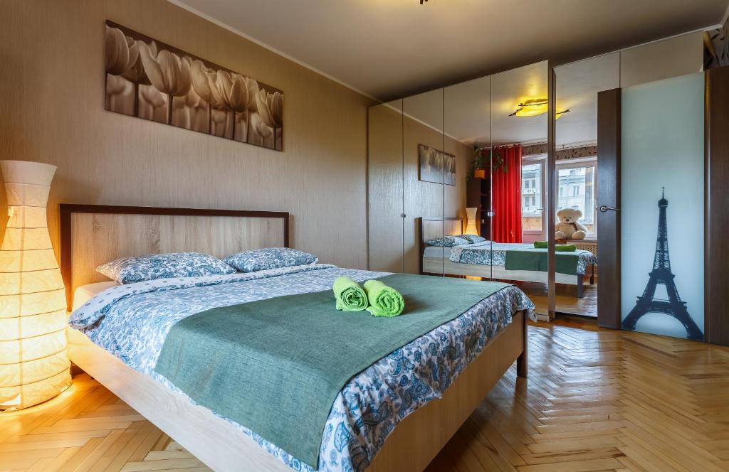 モスクワにあるАпартаменты на Большой Якиманке 32のベッドルーム1室(緑の靴2本付)