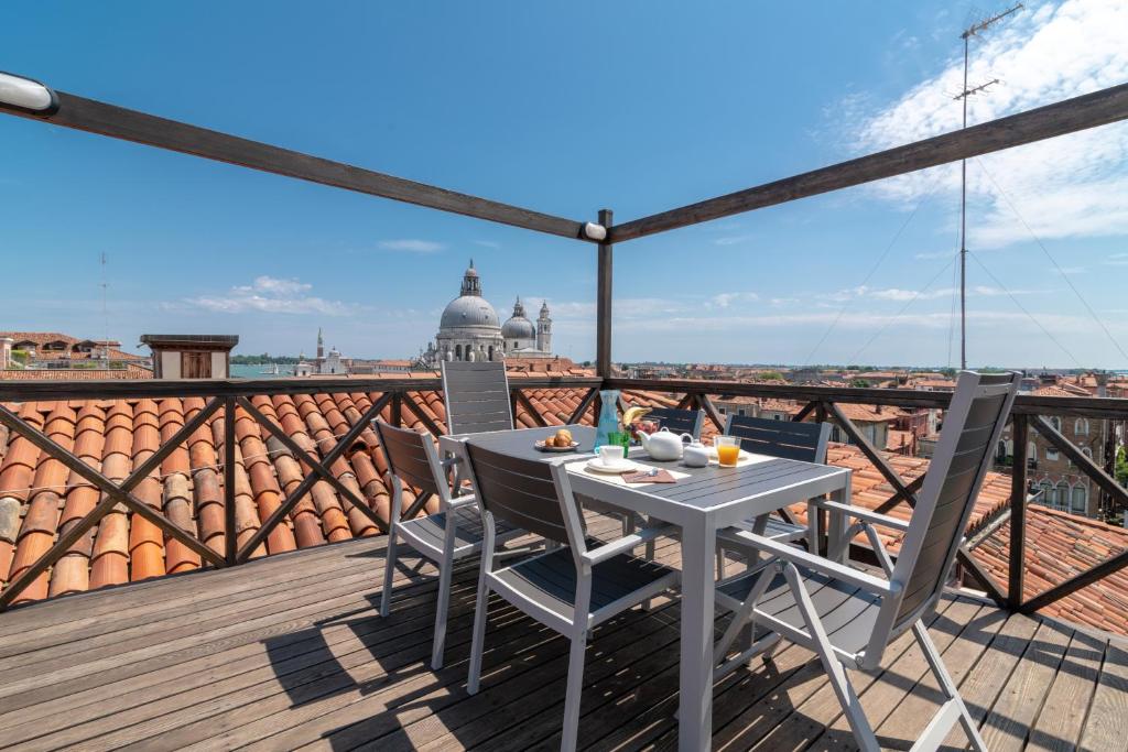 stół i krzesła na balkonie z widokiem w obiekcie Poli Grappa Suite w Wenecji