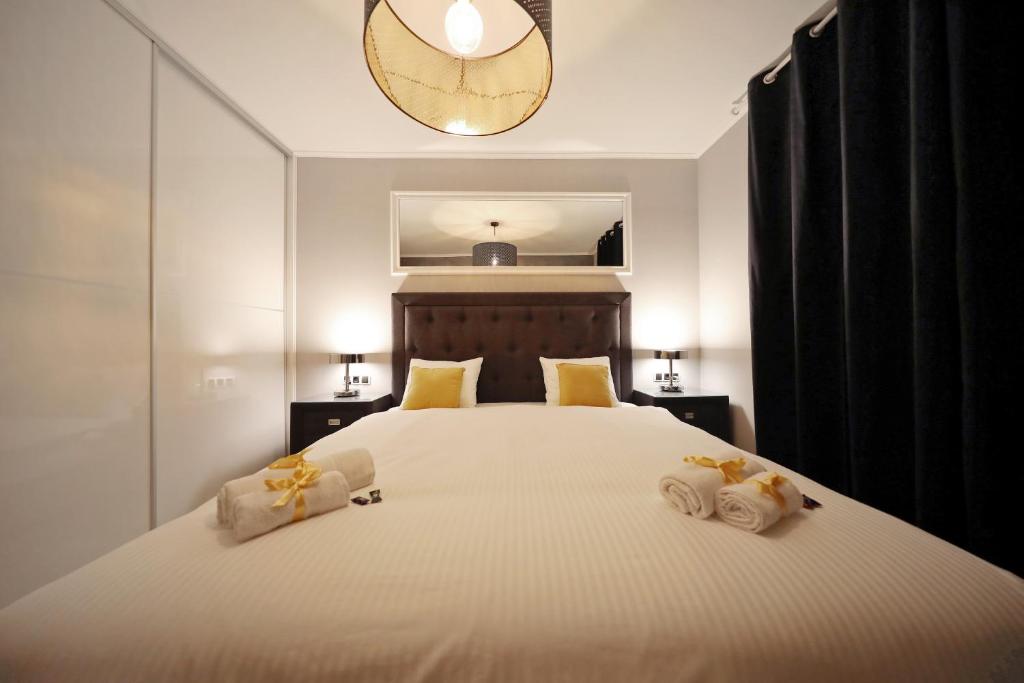 Posteľ alebo postele v izbe v ubytovaní City Marine Luxury Apartments