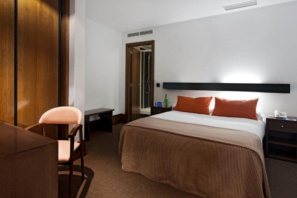 Postel nebo postele na pokoji v ubytování Hotel Domus Plaza Zocodover