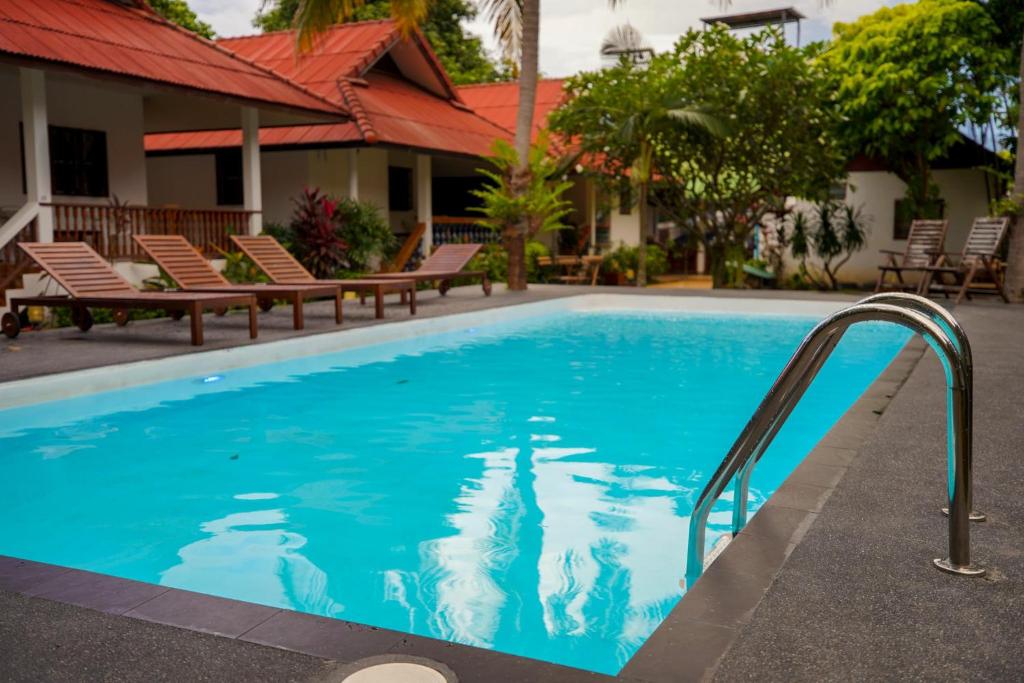 Bazén v ubytování Fullmoon House Samui nebo v jeho okolí