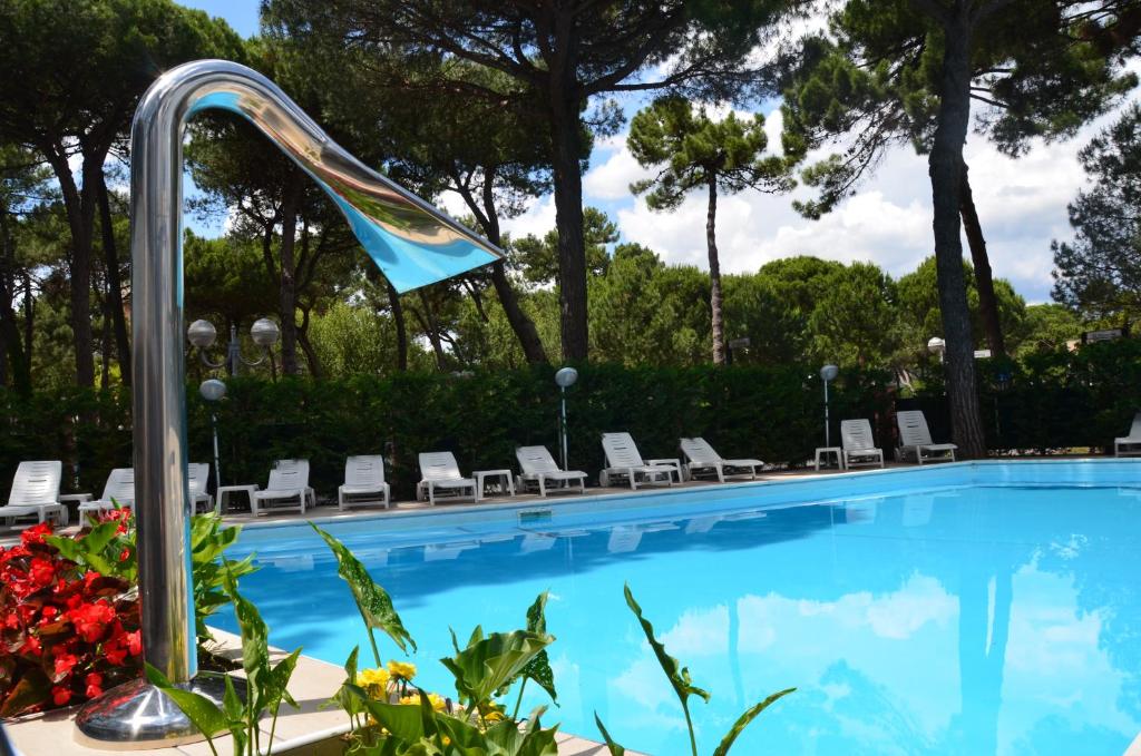 Bazén v ubytování Hotel Rosen Garden nebo v jeho okolí