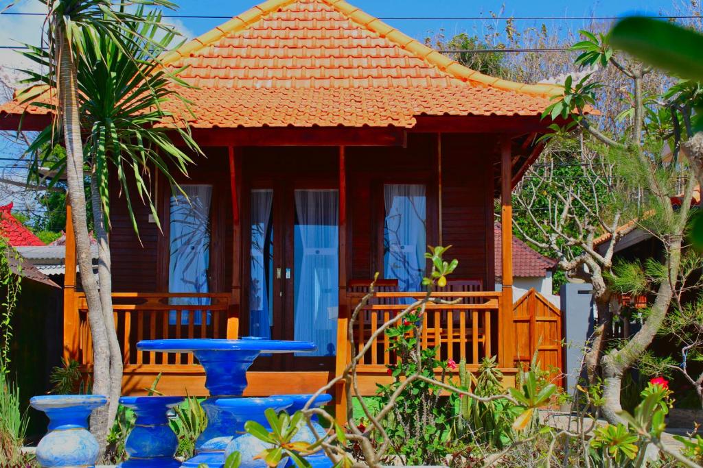 Um jardim no exterior de Swan Beach Inn