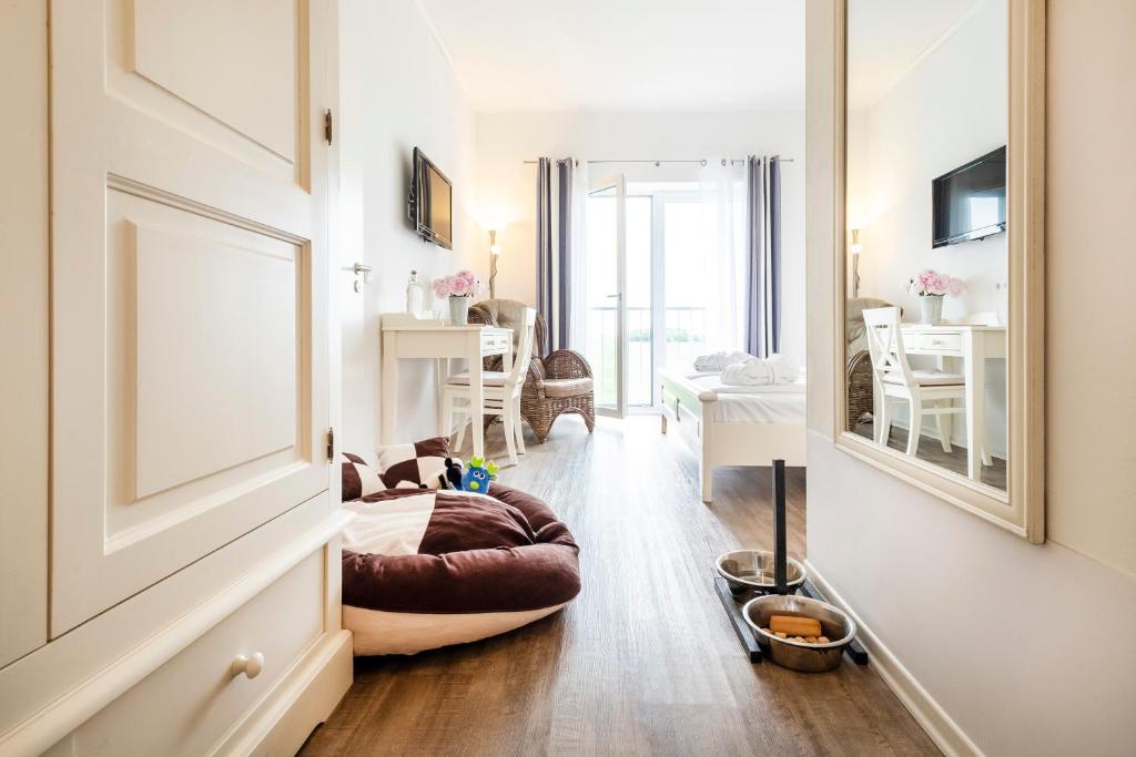 TV a/nebo společenská místnost v ubytování Hotel, Restaurant, Café Pharisäerhof - Nordseeurlaub mit Hund