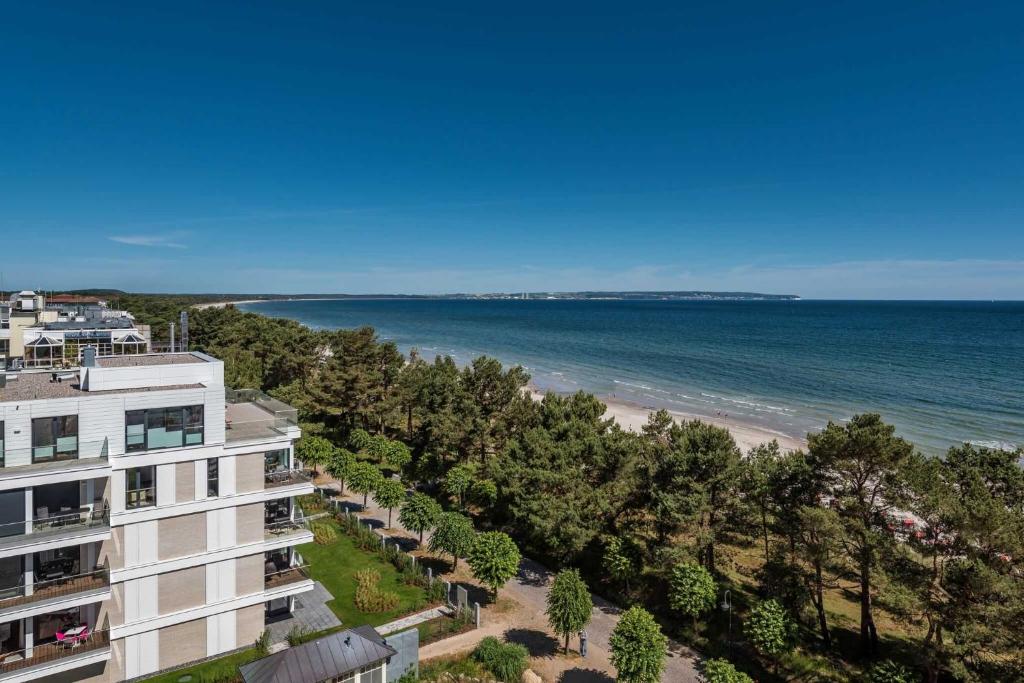 una vista aérea de un edificio y de la playa en Villa Vogue Gretas Beach Home, en Binz