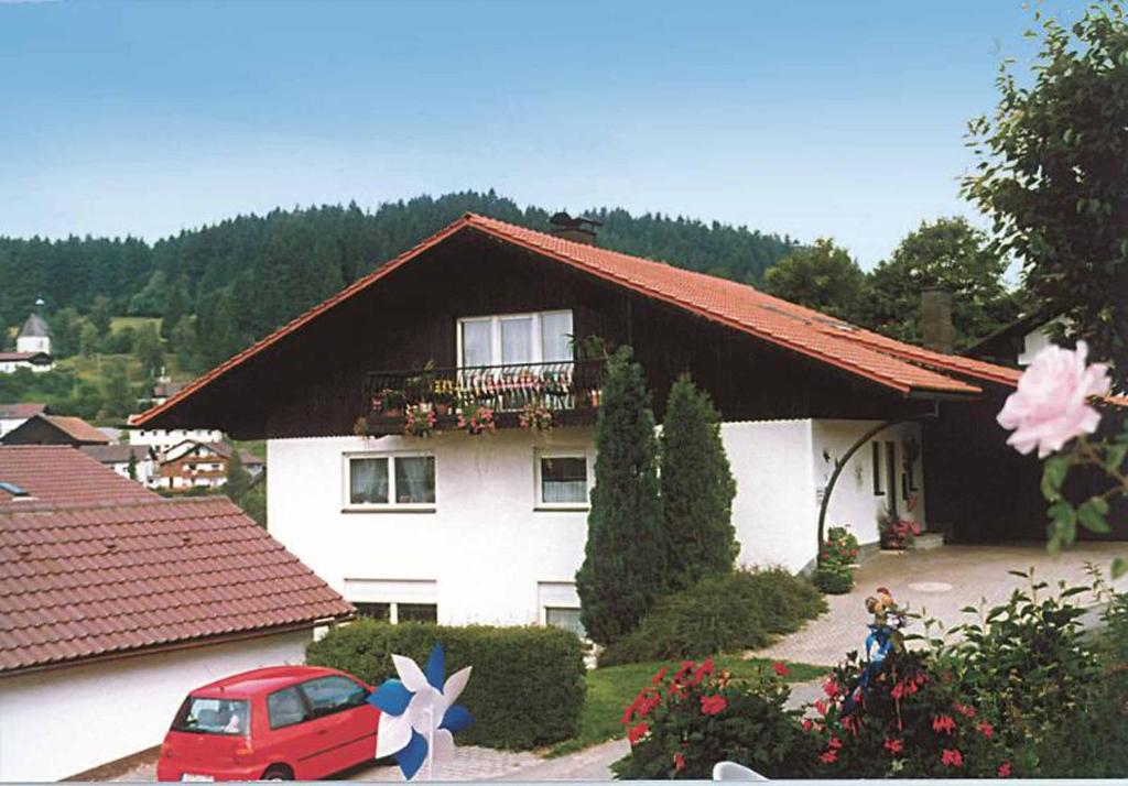 dom z samochodem zaparkowanym przed nim w obiekcie Ferienstudios Weindl w mieście Sankt Englmar