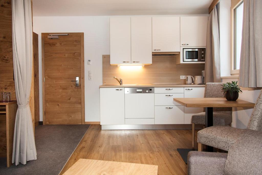 Anthony's Peaks & Pillows - 4