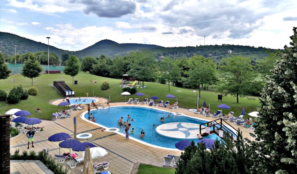 Bazén v ubytování Petneházy Aparthotel nebo v jeho okolí