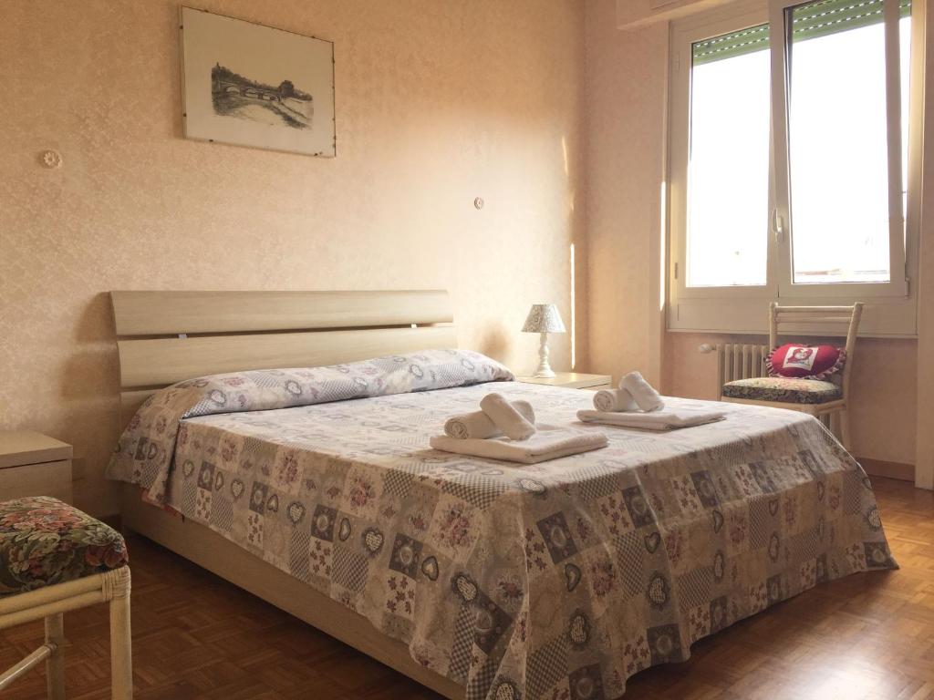 ローマにあるCasa Vacanze "Animuccia House" Romaのベッドルーム1室(ベッド1台、タオル2枚付)