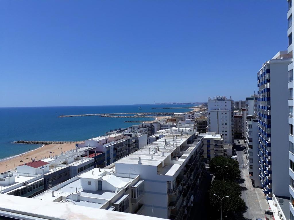 クアルテイラにあるTorre Azul 11 Vista Panoramicaの建物から海岸の景色を望めます。