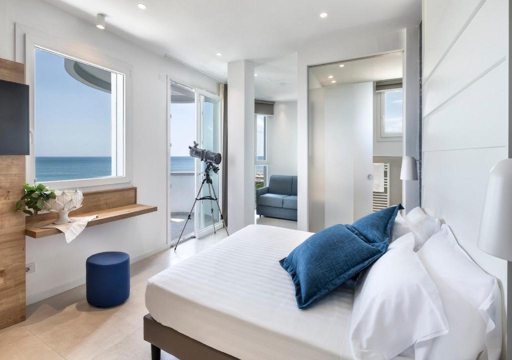 1 dormitorio con 1 cama con una cámara en un trípode en Hotel Meeting, en Riccione