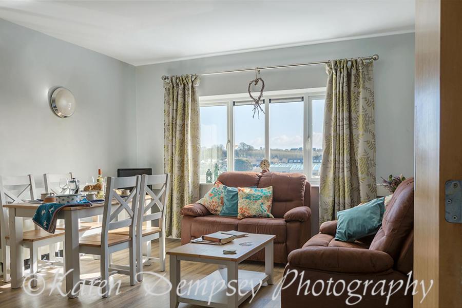 un soggiorno con divano e tavolo di Priory House, Student Accommodation, Manor Village apartments, Cork Road, X91W427 a Waterford