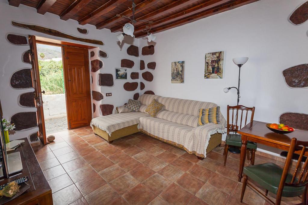 サンタ・ルシアにあるCasa Rural La Casa Bajaのリビングルーム(ソファ、テーブル付)