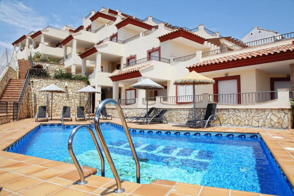 Bazén v ubytovaní Apartamentos Turísticos Mirador Del Mar alebo v jeho blízkosti