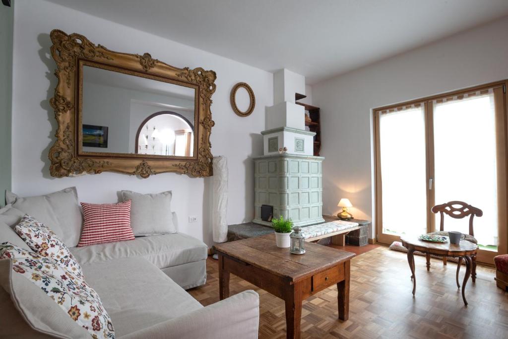 Una sala de estar con un sofá y una chimenea. en Dolce Casa, en Bormio