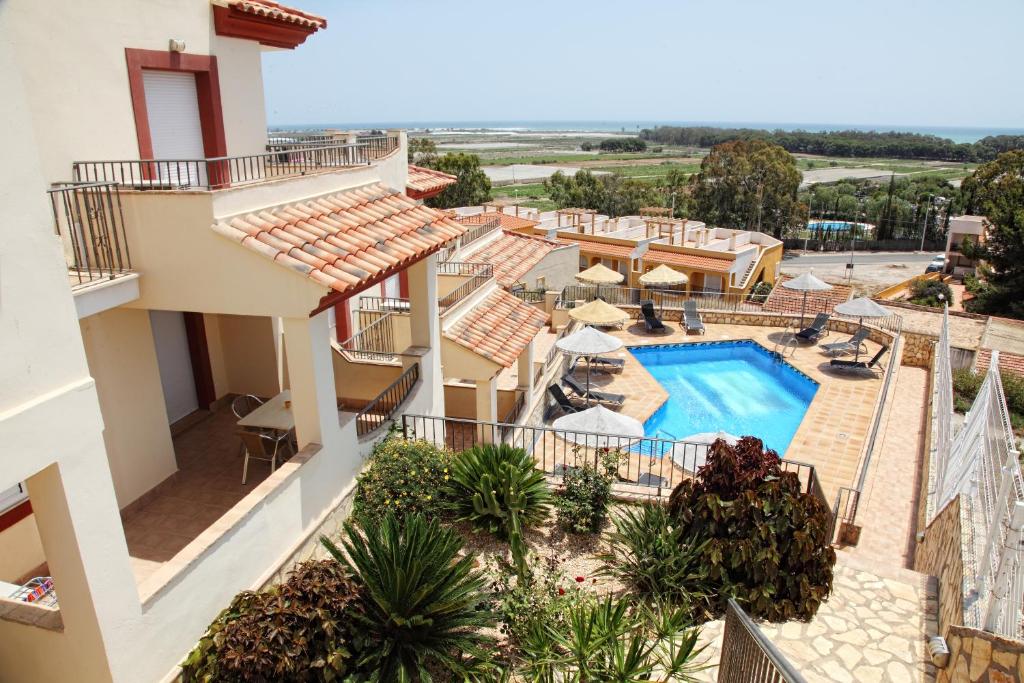 Bazén v ubytovaní Apartamentos Turísticos Mirador Del Mar alebo v jeho blízkosti