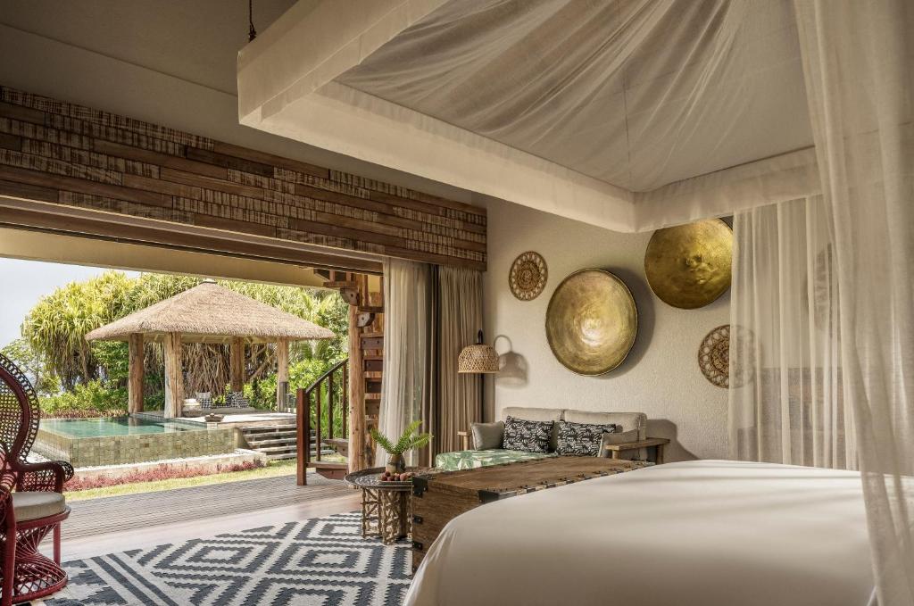 Postel nebo postele na pokoji v ubytování Four Seasons Resort Seychelles at Desroches Island