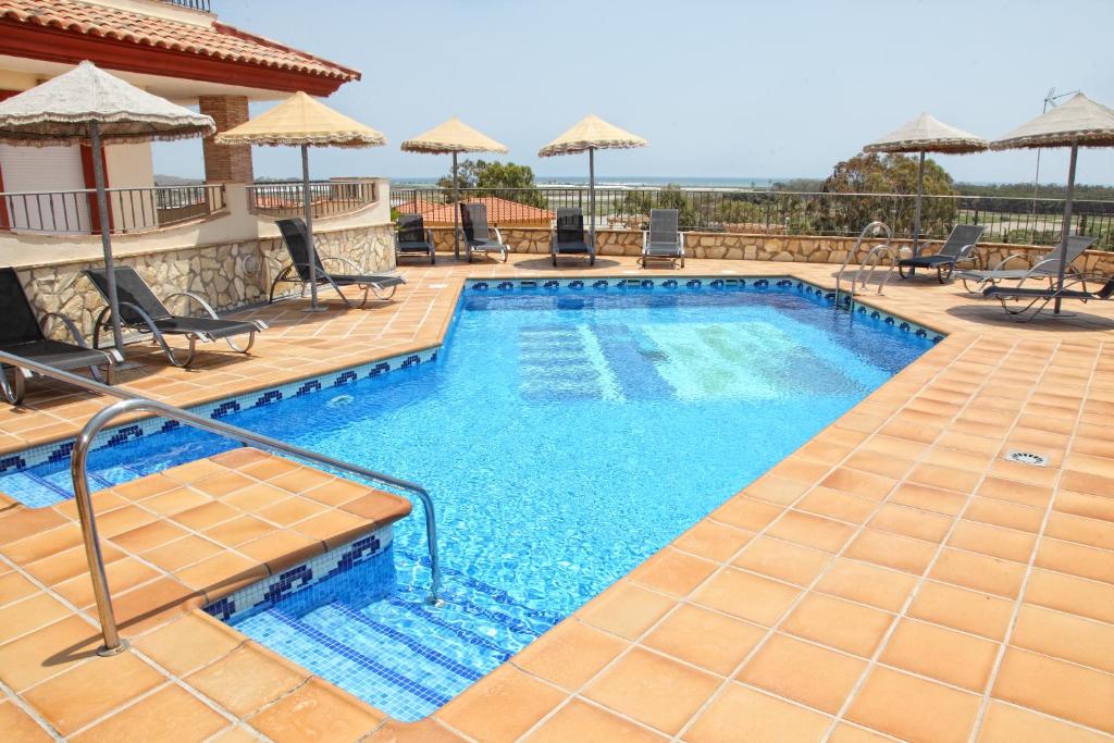 Bazén v ubytovaní Apartamentos Turísticos Mirador Del Mar alebo v jeho blízkosti