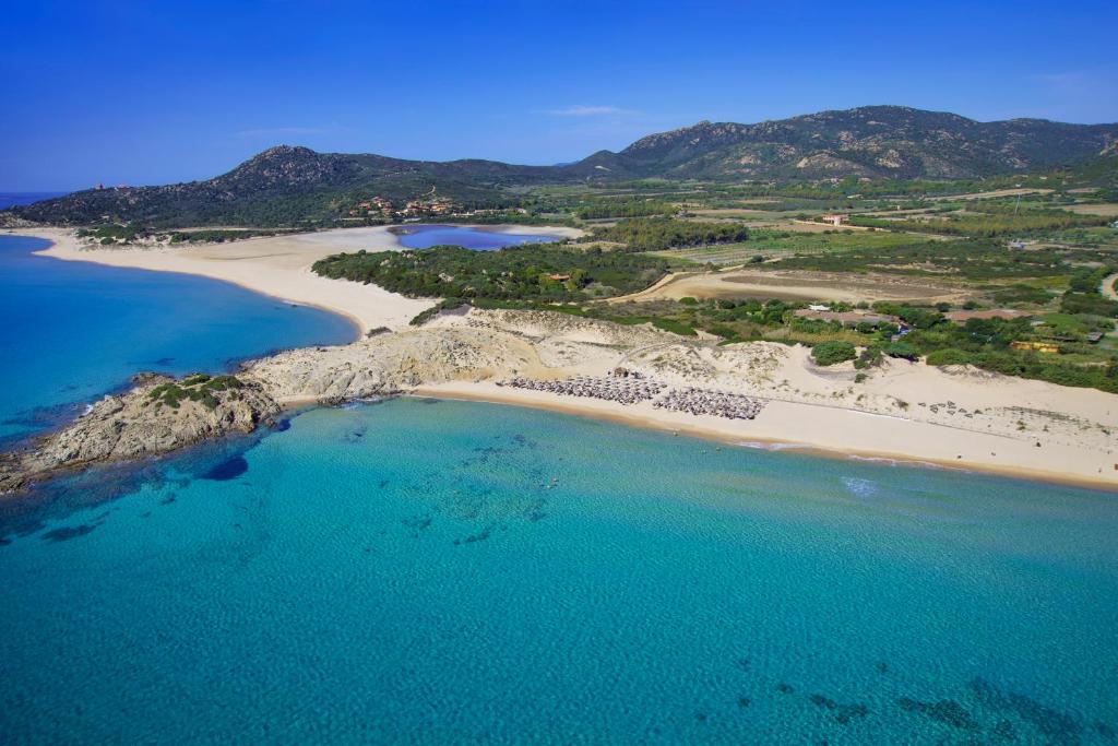 una vista aérea de la playa y del océano en Chia Laguna - Hotel Village, en Chia