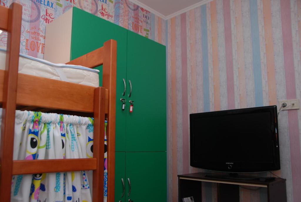 TV a/nebo společenská místnost v ubytování Green Apple Hostel