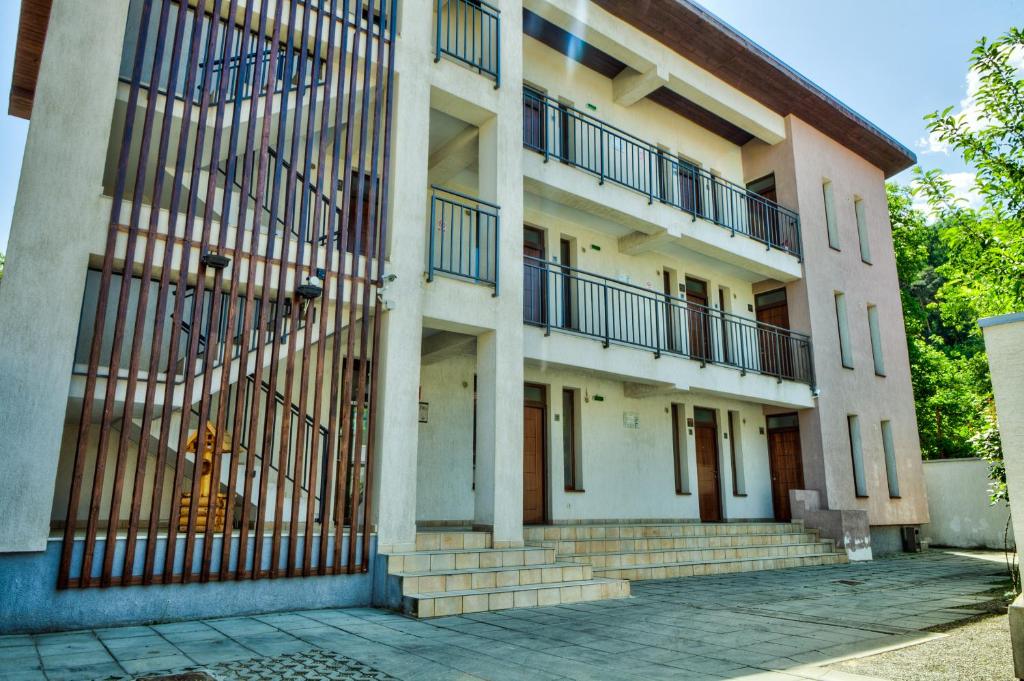um edifício de apartamentos com escadas e uma cerca em Studio ApartCity em Brasov