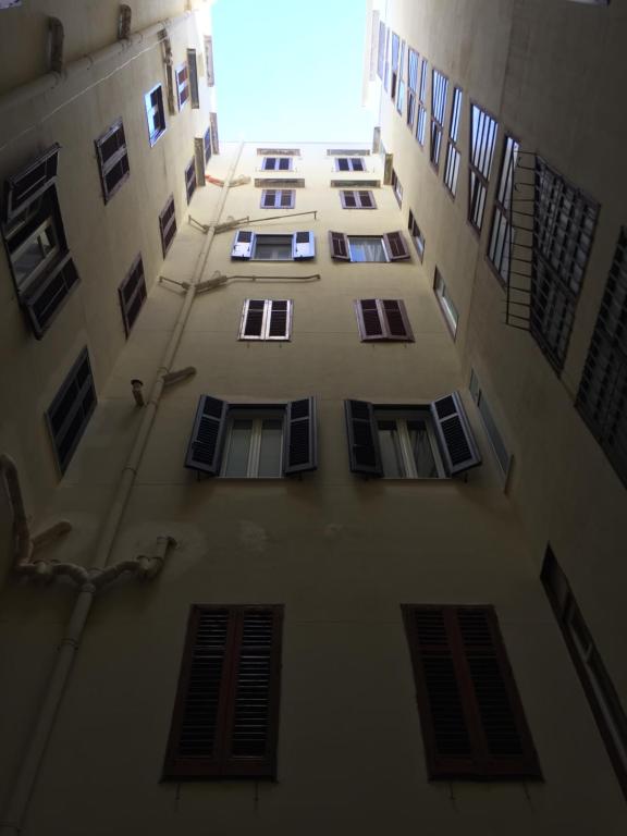 widok na wysoki budynek z oknami w obiekcie Casa Jolanda B&B w mieście Palermo