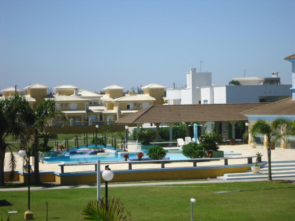 un complejo con piscina y algunos edificios en Casa 450m2 Laguna Internacional, en Laguna