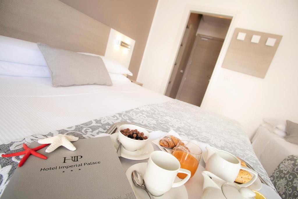 Postel nebo postele na pokoji v ubytování Hotel Imperial Palace