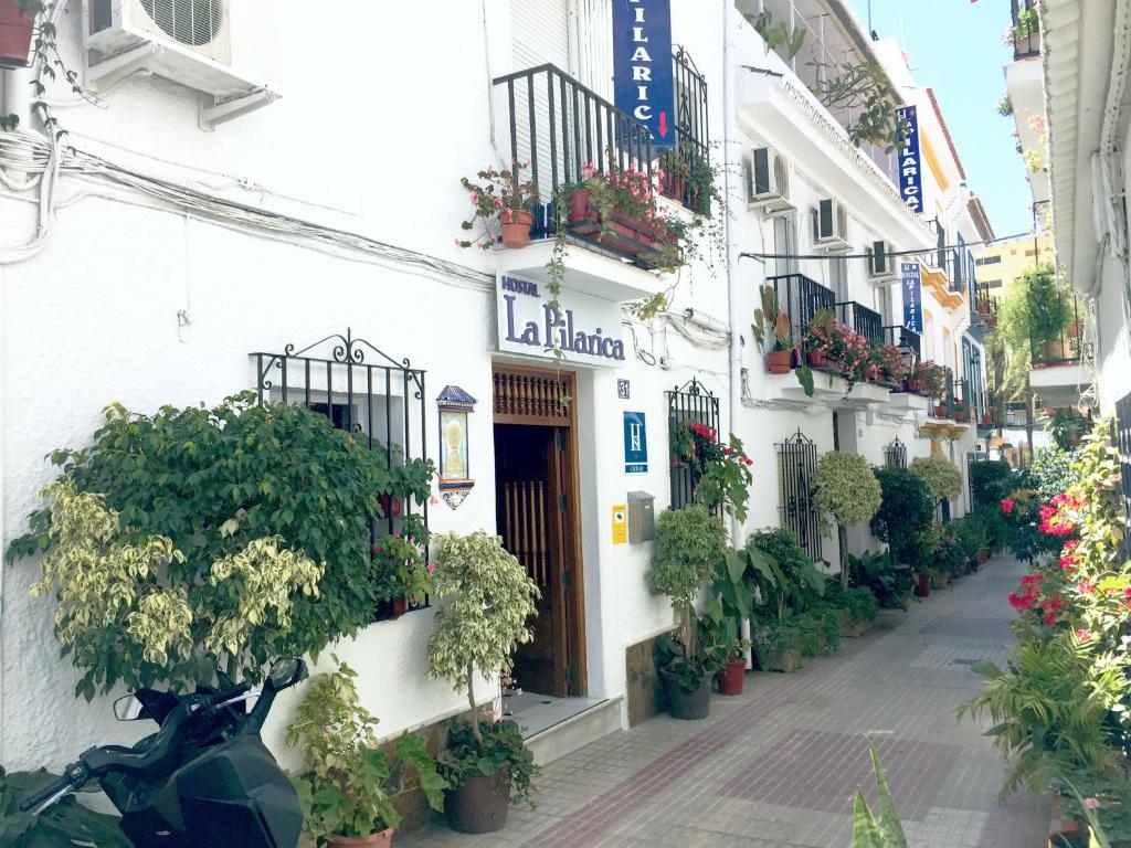una calle con plantas al lado de un edificio en Hostal La Pilarica en Marbella