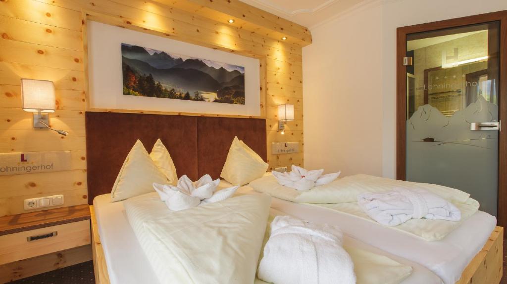 Ein Bett oder Betten in einem Zimmer der Unterkunft Hotel Lohningerhof