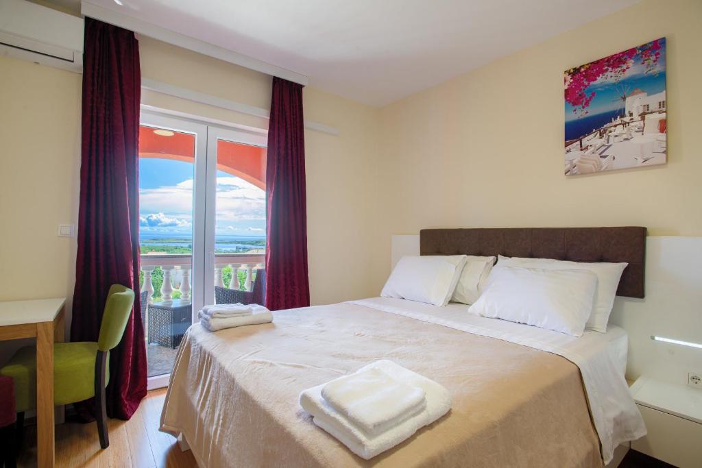 Postel nebo postele na pokoji v ubytování Hotel Livadic & Restaurant