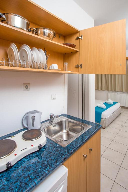 Kuchyň nebo kuchyňský kout v ubytování Mon Repos Hotel
