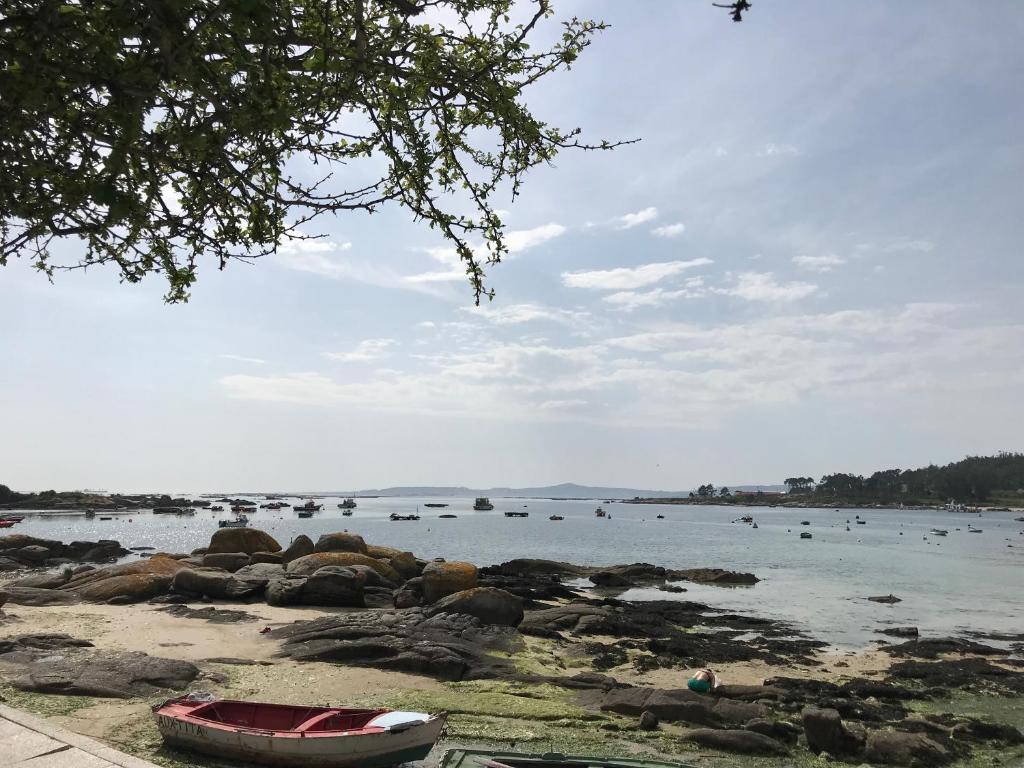 una playa con un montón de barcos en el agua en Apartamento en la Isla en Isla de Arosa