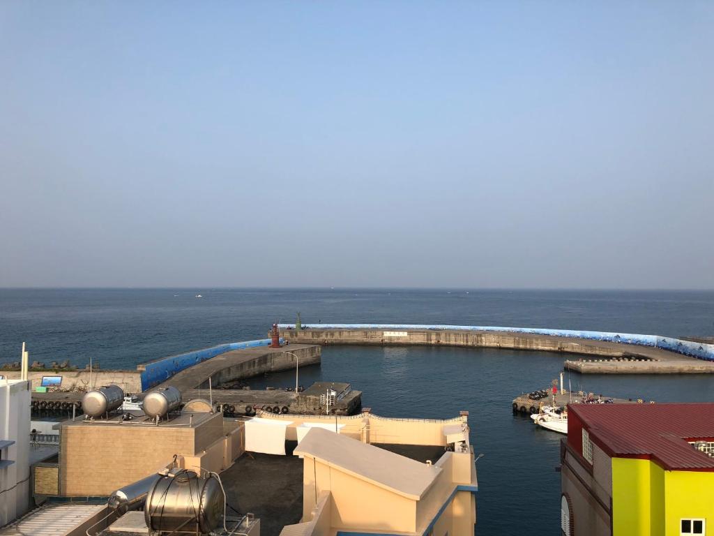 小琉球的住宿－大峰民宿，一大片水体,有码头