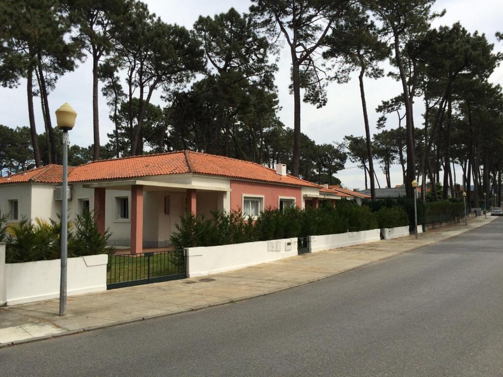 uma pequena casa ao lado de uma rua em Casas do Cabedelo em Darque